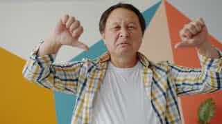 man-steekt-twee-duimen-omlaag