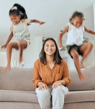 moeder-met-spelende-kinderen