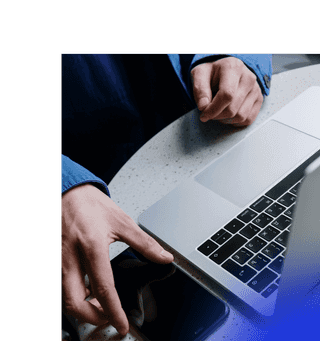 man-met-laptop-en-iphone