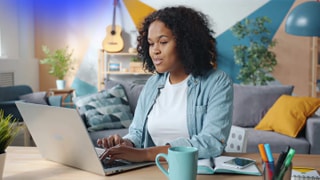 vrouw-werkt-op-laptop